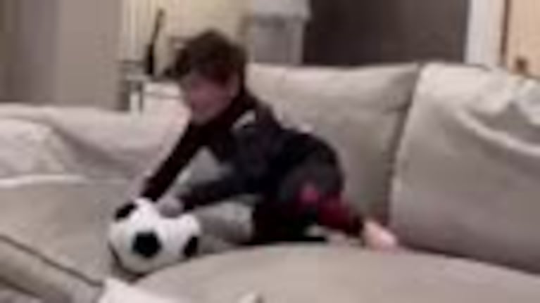 Ciro Messi atajando en el living de su casa