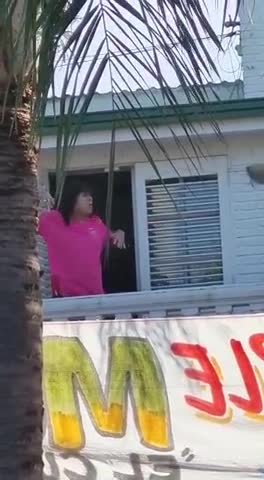 La Mona bailó en el balcón en el día de su cumple