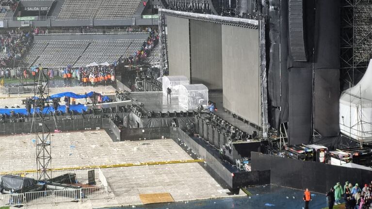 Así llovía en el Kempes cuando suspendieron el show de Shakira