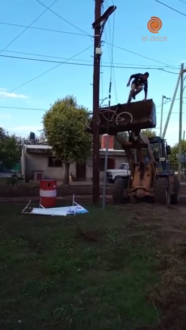 Colgó la bici en un poste para que no se la roben