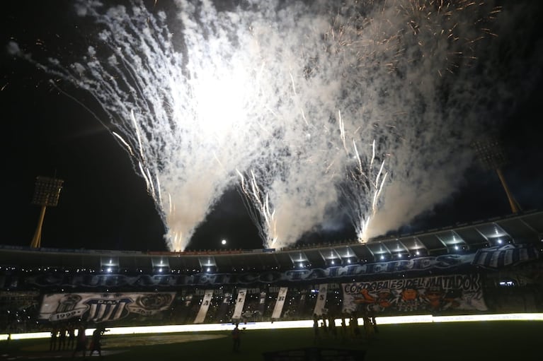 El tremendo recibimiento de Talleres-Boca en un Kempes repleto con dos hinchadas