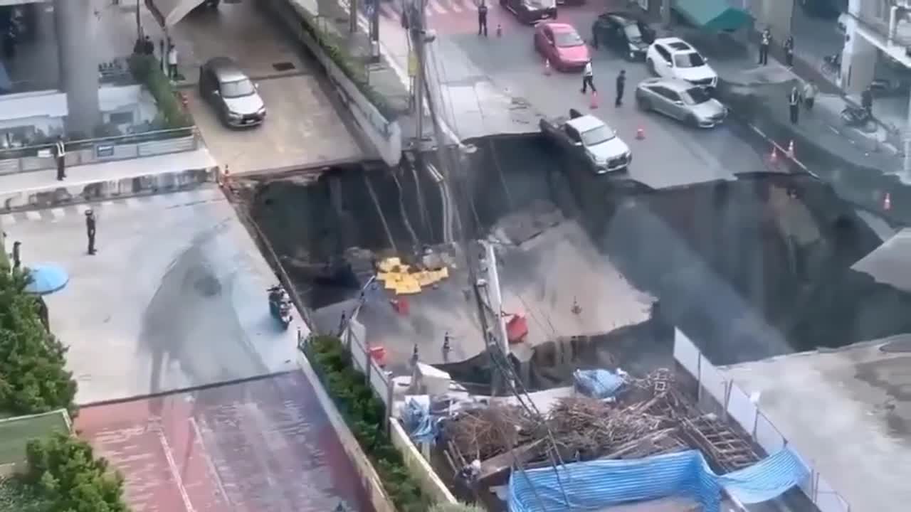 Un cráter gigante se abrió frente a un hospital en pleno centro de Bangkok 