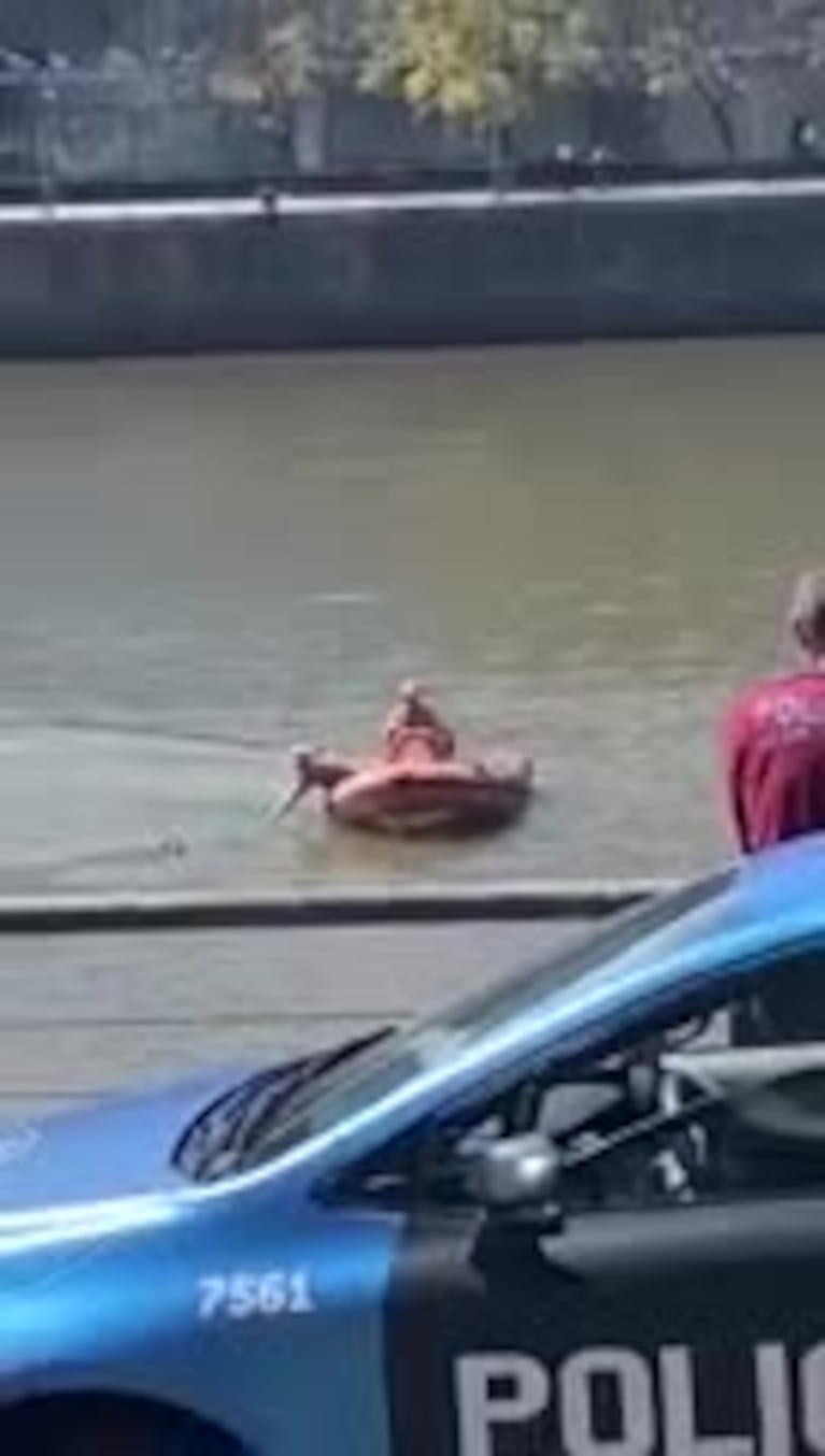 Lo detuvieron y saltó esposado al dique de Puerto Madero para huir de la Policía