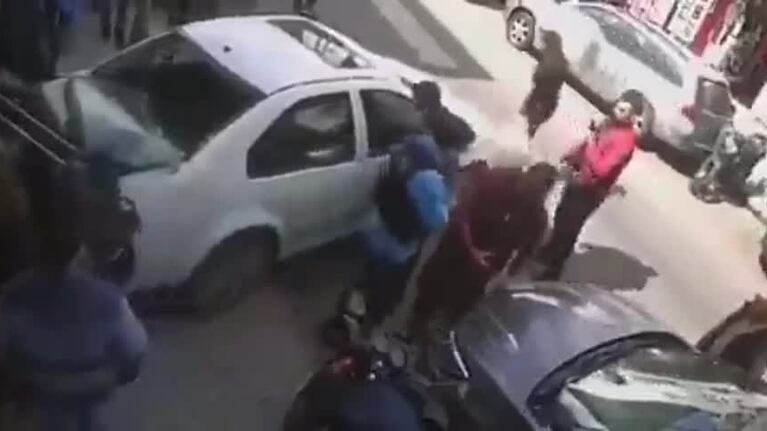 Quiso estacionar el auto y atropelló a una mujer