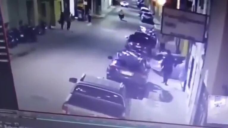 Chocó su auto contra un boliche porque lo echaron