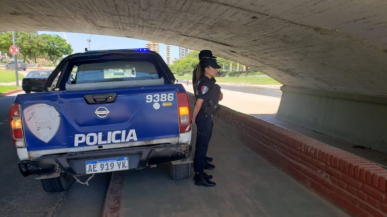 Momento en que la mujer en situación de calle que cayó al Suquía fue rescatada por la Policía 