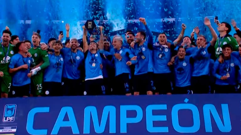 Emoción total con copa en manos: el momento de la coronación para Belgrano campeón