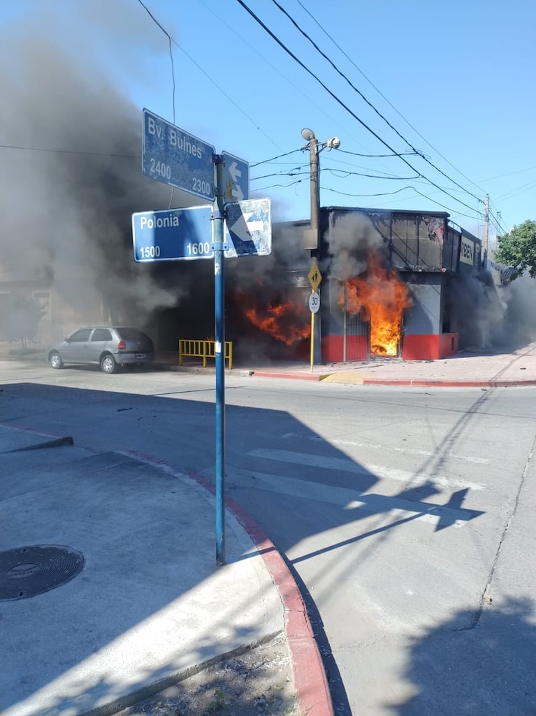 Un tremendo incendio destruyó una pinturería de barrio Pueyrredón: las imágenes