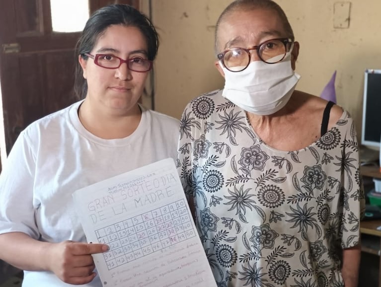 Es hipoacúsica, su mamá cobra la mínima y hace una rifa por el Día de la Madre para pagarle los remedios