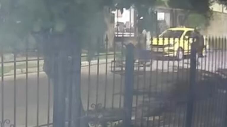 El momento del intento de robo al taxi en Córdoba