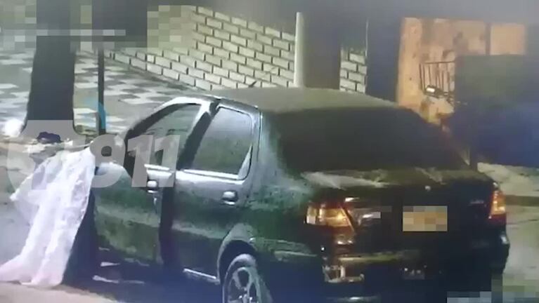 Quedó filmado mientras rompía la ventana de un auto