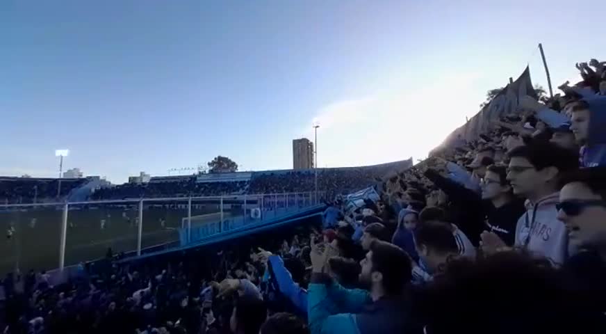 La gente empuja a Belgrano contra Deportivo Maipú