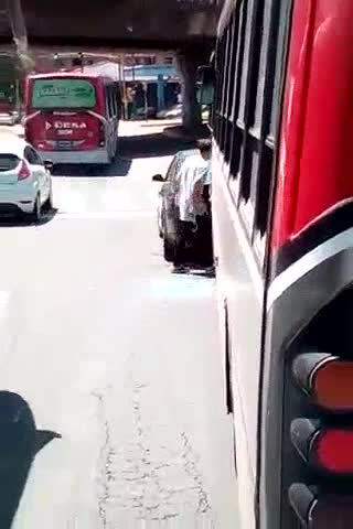 Le reventó el vidrio a un colectivo de ERSA