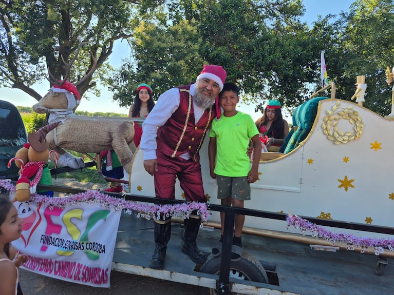 “Pancitas felices” en Navidad: Papá Noel llevó el desayuno a 120 niños del comedor