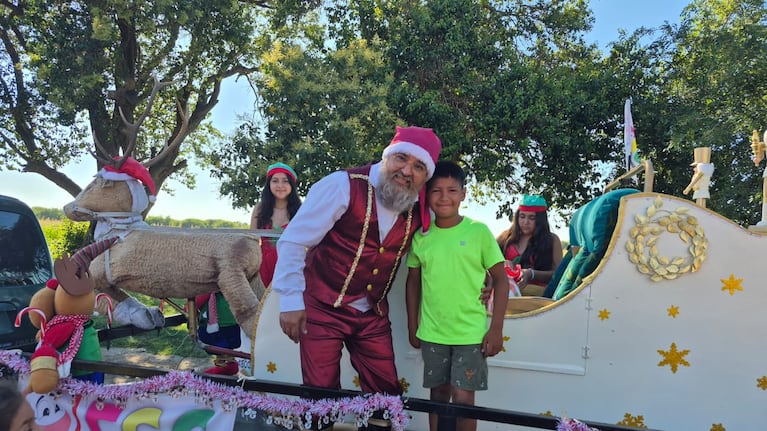 “Pancitas felices” en Navidad: Papá Noel llevó el desayuno a 120 niños del comedor
