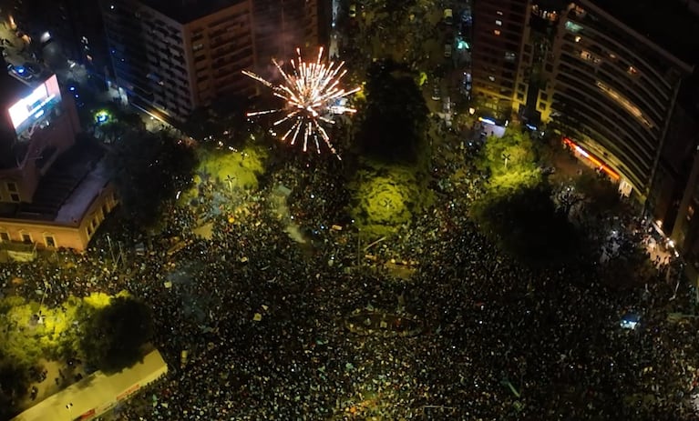 Fuegos artificiales y una marea pirata: el épico video del drone en el Patio Olmos por Belgrano