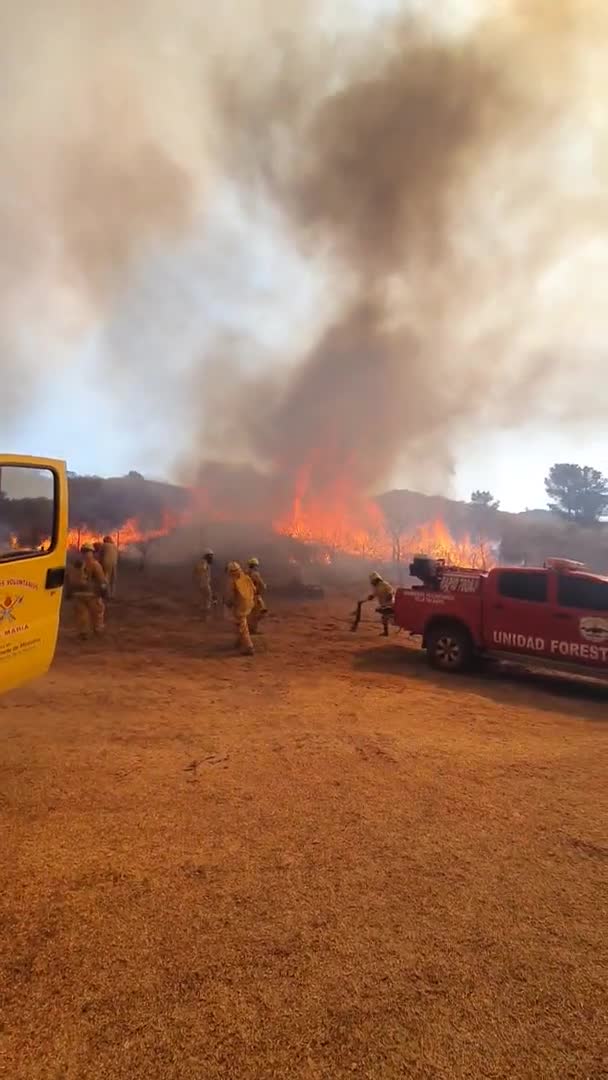 Sigue activo el incendio en Villa Albertina