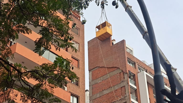 “Ladrillo por ladrillo”: así es la demolición controlada en la zona del derrumbe de Güemes