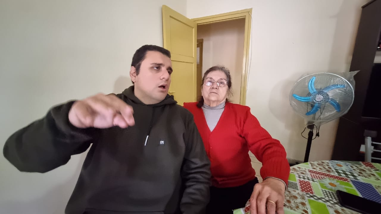 La historia de Nelly, la jubilada que vive con su hijo con autismo y lucha por no quedar en la calle