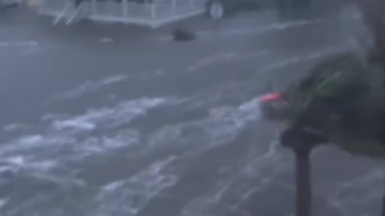 Idalia llegó a Florida: el impactante video del huracán