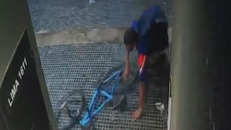 Se trepó y robó una bici saltando desde el primer piso