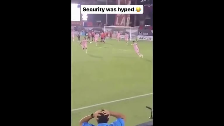 Así reaccionó un guardia de seguridad ante el golazo de tiro libre de Messi