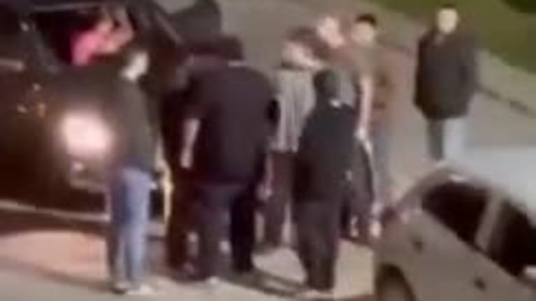 Empujó a un joven, quien cayó y fue atropellado por un auto