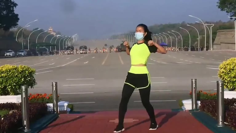 Grababa su clase de aerobic y captó el golpe de Estado en Myanmar