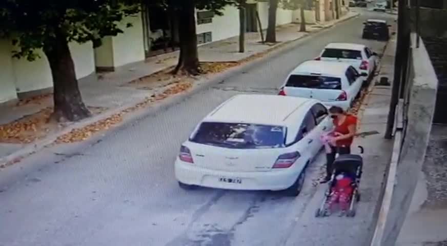 Robó con su hijita en coche en barrio Güemes