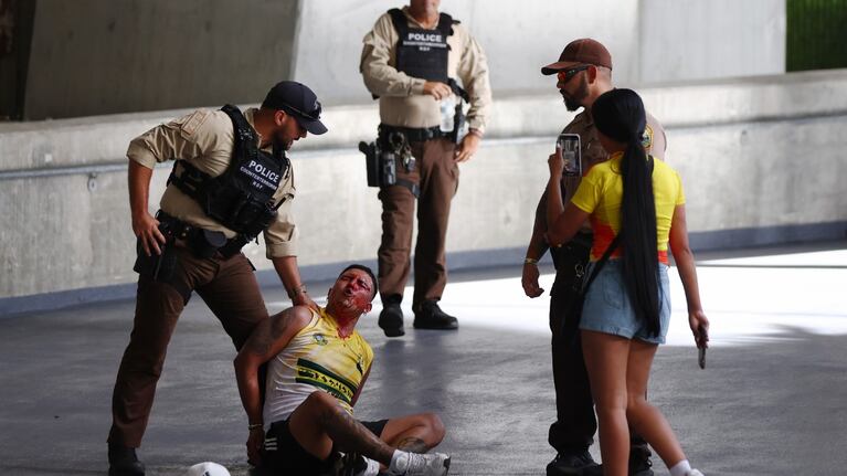 Incidentes y corridas por hinchas colombianos que intentaron ingresar al estadio sin entrada