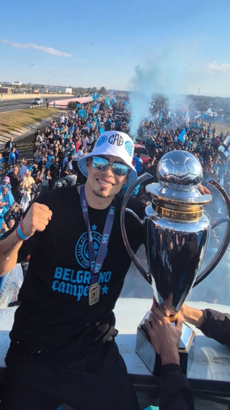 El Chino Zelarayán deliró en la caravana del campeón con el trofeo de la Liga Profesional
