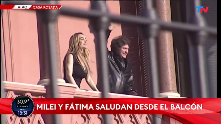 Milei y Fátima Florez desde el balcón de Casa Rosada