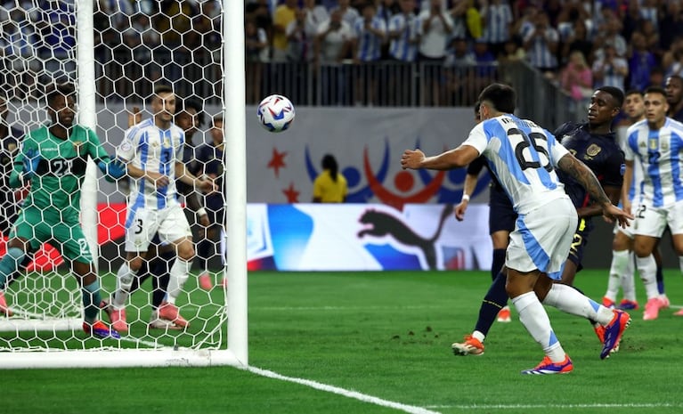 El gol de Lisandro Martínez y el 1 a 0 de Argentina sobre Ecuador en Houston