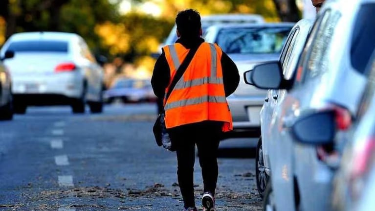 Cómo buscan eliminar naranjitas ilegales y limpiavidrios en Córdoba