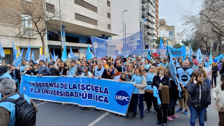 Con un acatamiento del 70%, Uepc y Sadop marcharon en Córdoba por mejoras salariales