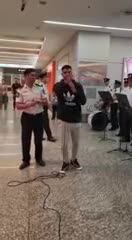 El inesperado show de Tyago Griffo en un aeropuerto 