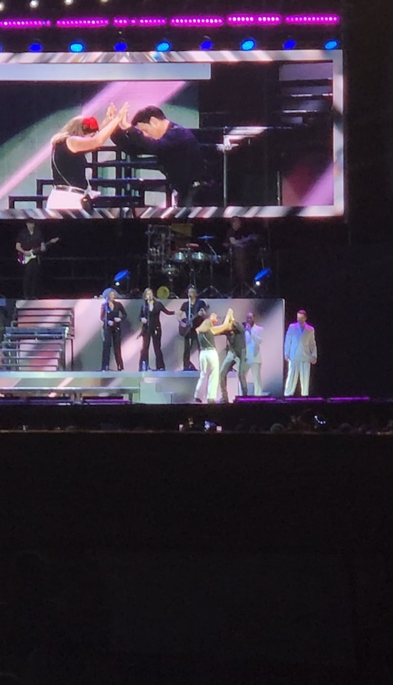 El abrazo de Chayanne con una fan en Córdoba