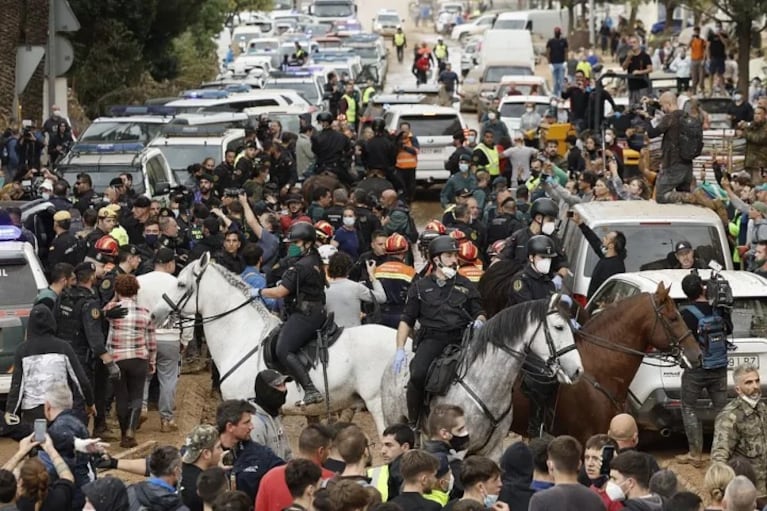 Insultos y gritos contra el rey Felipe VI y Pedro Sánchez en su visita a Valencia tras las inundaciones