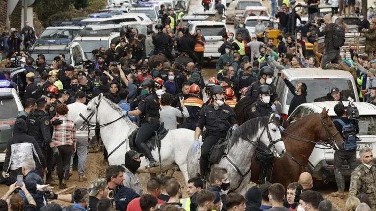 Insultos y gritos contra el rey Felipe VI y Pedro Sánchez en su visita a Valencia tras las inundaciones