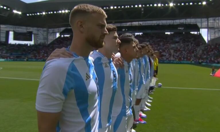 Lluvia de silbidos al himno argentino en Francia en el inicio de París 2024