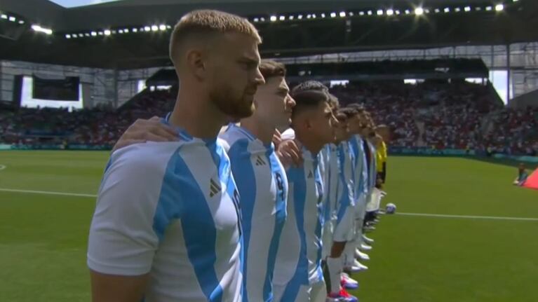Lluvia de silbidos al himno argentino en Francia en el inicio de París 2024