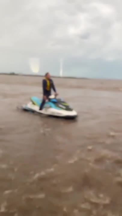 Pasajeros varados en plena inundación en Buenos Aires