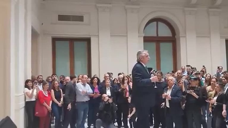 Con un brindis, Alberto se despidió de Casa Rosada
