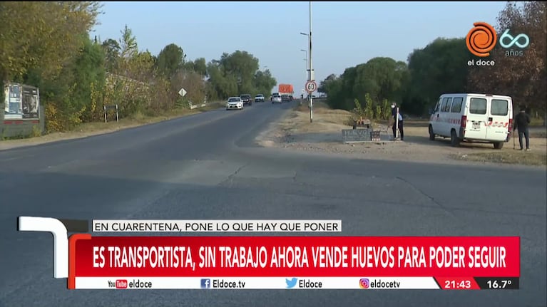 Un transportista escolar vende huevos y miel en la calle para subsistir