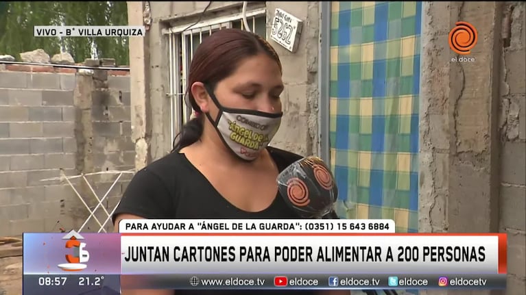 Una familia junta cartones para sostener al comedor del barrio