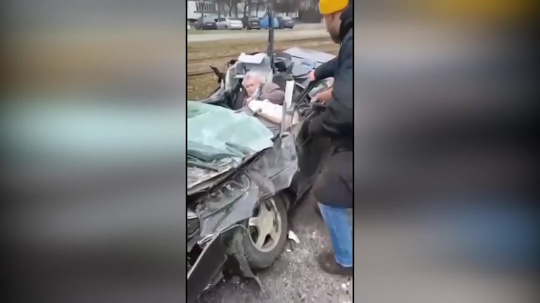 Rescataron al conductor de un auto aplastado por un tanque