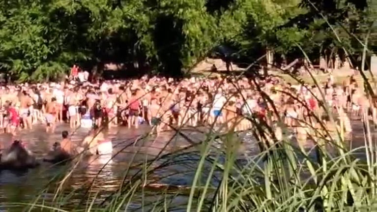 Balneario repleto sin distanciamiento