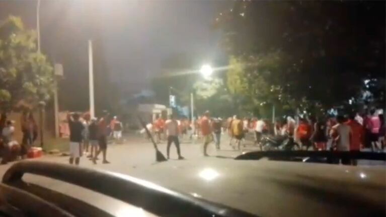 Tiros, botellazos y corridas en una pelea entre barras de Instituto: un menor baleado