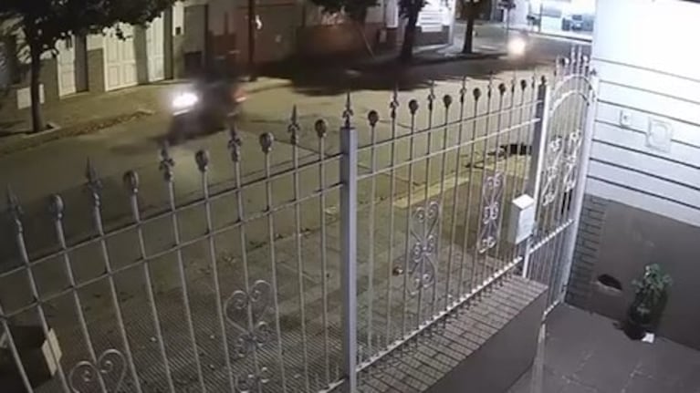 Un motociclista cruzó un semáforo en rojo y chocó: asegura que lo perseguían motochoros