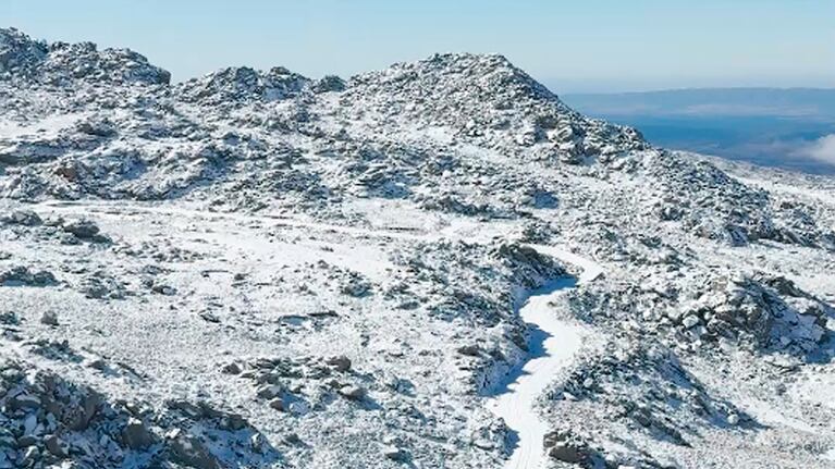 Desde el aire, imagen de la intensa nevada en el cerro Champaquí
